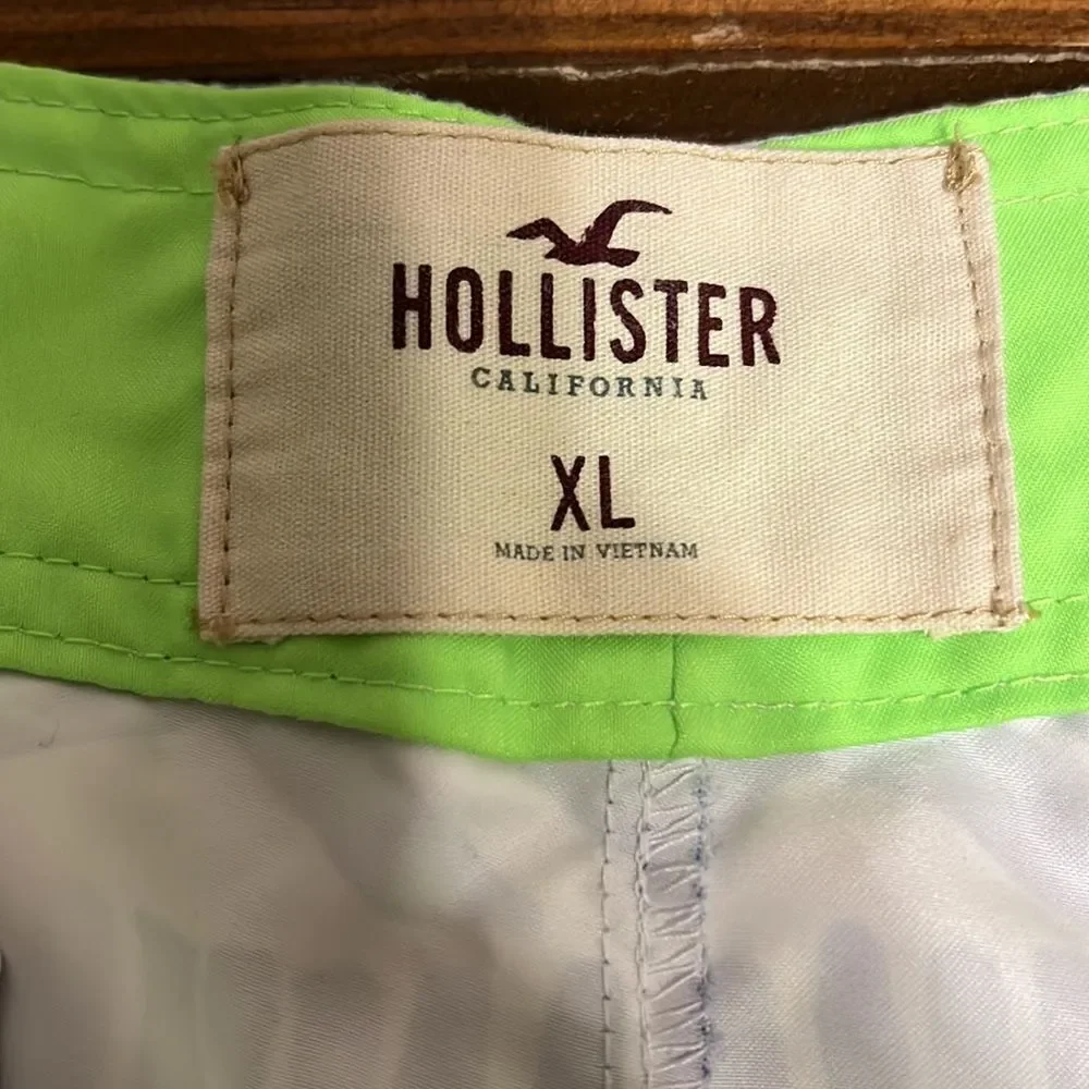 NWOT Hollister Mens Blue and White Designed Board Shorts Size XL